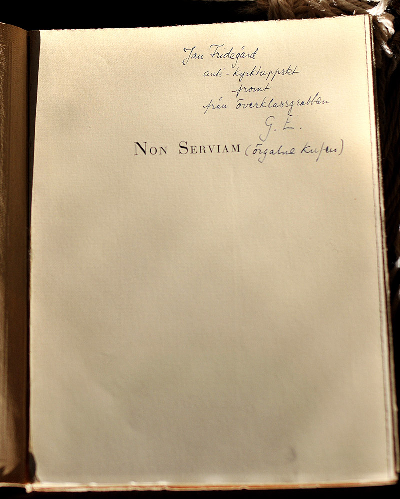 Dedikation i boken Non Serviam av Gunnar Ekelöf: Jan Fridegård, anti-kyrktuppskt fromt från överklassgrabben G.E (örgalne kufen). Foto: Jan Wolf-Watz.